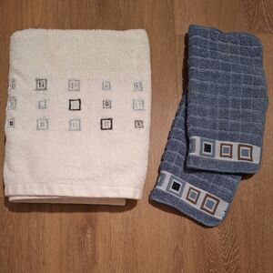Geometric White and Blue Bath Towel Set